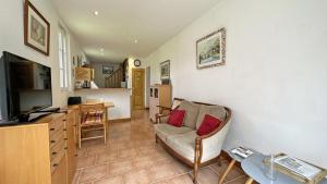a living room with a couch and a television at Les séquoias in Javerdat