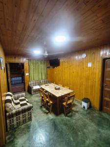 a living room with a wooden table and chairs at Silvia Cabaña Confort in Puerto Iguazú