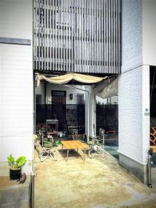 a patio with a table and chairs in a building at Tsukui 347 B in Yokosuka