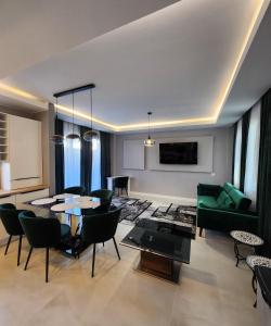 ein Wohnzimmer mit einem Tisch und einem grünen Sofa in der Unterkunft David’s place in Floreşti