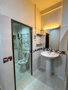 a bathroom with a sink and a toilet at Anchan Home Stay Hatyai in Hat Yai +168 photos