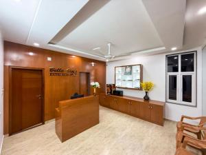 an office with a reception desk and a door at Bella Vista Extended Stay in Kalyānpur