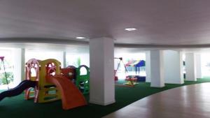 una sala de juegos para niños con un parque infantil con toboganes en Marine Home Resort Loft Santorini, en Florianópolis