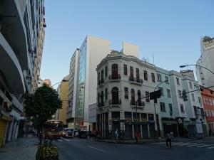 wysoki biały budynek przy ulicy miejskiej w obiekcie Rede Andrade Lapa w mieście Rio de Janeiro