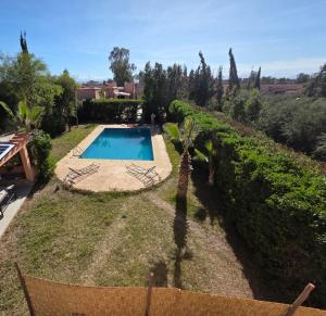 a swimming pool in the yard of a house at Ferme agafay in El Karia