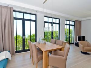 a dining room with a table and chairs at Villa Philine - Meerblicksuite "Carlotta" in Ostseebad Sellin