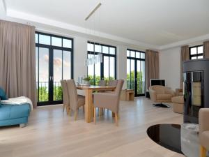 a dining room and living room with a table and chairs at Villa Philine - Meerblicksuite "Carlotta" in Ostseebad Sellin