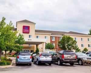 a hotel with cars parked in a parking lot at Comfort Suites Independence - Kansas City in Independence