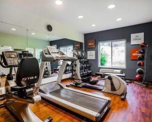 a gym with treadmills and ellipticals in a room at Comfort Suites Independence - Kansas City in Independence
