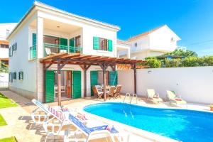 Piscina de la sau aproape de Villa Cvita 80 m from the sea, free breakfast - DIRECT LANDLORD