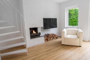 a living room with a chair and a fireplace at Spaanse Galeien 13 in Retranchement