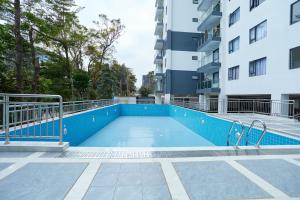 a swimming pool in the middle of a building at Pearl Luxe Homes at Orchid Residency - Spacious 2BR in Westlands With Pool, Gym, Rooftop views & breakfast café in Nairobi