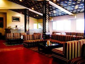 una sala de espera con sofás de cuero y un bar en Hotel Moulay Yacoub, en Moulay Yacoub