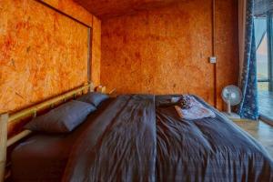 a bedroom with a large bed in a room at Mon Ngo misty haven B1 in Ban Mae Ta Man +38 photos