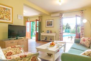 sala de estar con sofá y TV en Villa Mare, free breakfast, 80 m from sea - DIRECT LANDLORD, en Hvar