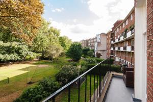 ロンドンにあるKensington Garden View Apartmentの公園の景色を望むアパートメントバルコニー