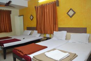 Hotel Sai Vishwa客房内的一张或多张床位