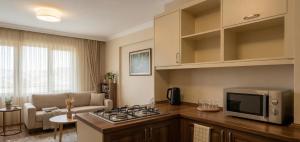a kitchen with a stove and a microwave at Kaptanlar in Side