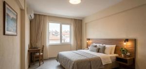 a hotel room with a bed and a window at Kaptanlar in Side