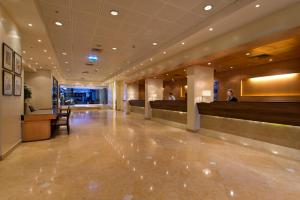 um lobby de um hotel com uma sala de espera em Lagoona by Isrotel Collection em Eilat