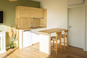 a kitchen with a counter and a table and chairs at Lodge Romy in Schalkendorf +4 photos