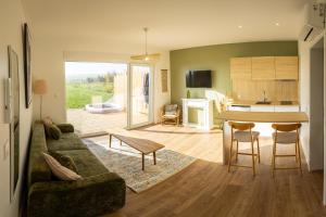 a living room and kitchen with a couch and a table at Lodge Romy in Schalkendorf