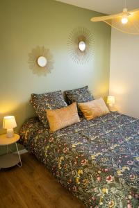 a bedroom with a bed and two mirrors on the wall at Lodge Romy in Schalkendorf