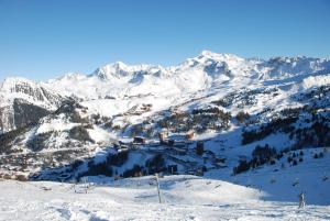 エムにあるVillage Vacances La Lauzièreの雪山・スキー場の眺望