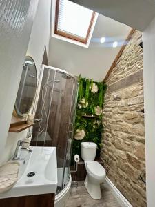 a bathroom with a toilet and a sink at The Garden Hideaway Central Corbridge in Corbridge +35 photos