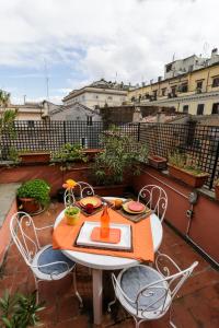 ローマにあるPantheon Terrace Apartmentのパティオ(テーブル、椅子付)