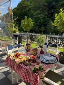 ein Picknicktisch mit einem Teller Essen darauf in der Unterkunft Hotel Gâlma in Moroeni
