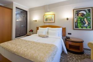 Postel nebo postele na pokoji v ubytování Hotel Sterling Garni + 37 fotografií