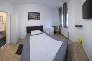 a bedroom with a large bed and a sink at Monteurzimmer deSoL in Forst