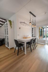 a dining room with a white table and chairs at Spaanse Galeien 16 in Retranchement +11 photos