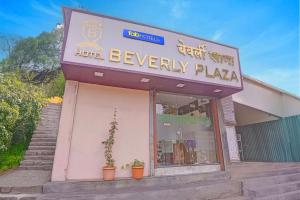 a building with a sign that reads jewelry plaza at FabHotel Beverly Plaza in Mumbai