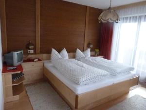 Łóżko lub łóżka w pokoju w obiekcie Pension Holzmann