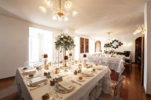 a dining room with tables with white table settings at Le Selve Lake View Villas in Toscolano Maderno +68 photos