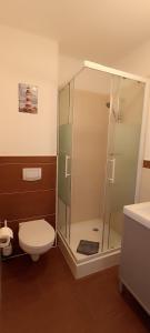 a bathroom with a toilet and a glass shower at Juliusruh Strandparadies 9 in Juliusruh +8 photos