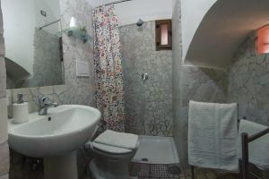 A bathroom at A Corte