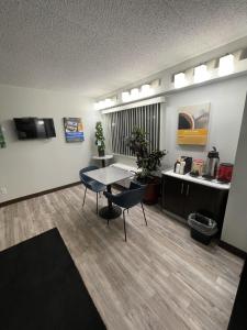 a room with a table and chairs and a kitchen at Motel 6-Cedar Rapids, IA in Cedar Rapids