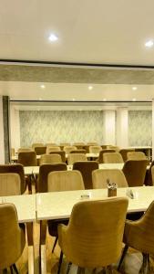 an empty room with tables and chairs in a classroom at Dia Inn in Bori