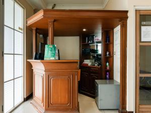 a kitchen with a wooden cabinet in a room at RedDoorz @ Pandu Raya Bogor in Bogor