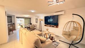 a living room with couches and a hanging swing at BellitasHouse Dream Acapulco Lujo y Confort in Acapulco