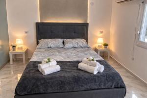 a bedroom with a large bed with towels on it at Romy secrets in Netanya