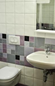 Koupelna v ubytování Páva Apartmanház