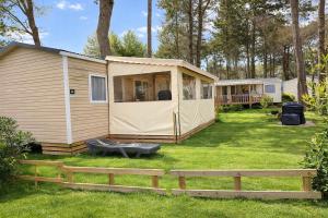 a couple of mobile homes in a yard at Location Mobil-Home "Le Piriac'Home V2" in Piriac-sur-Mer