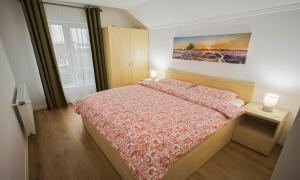 a bedroom with a bed and a painting on the wall at APARTAMENT DOMINA - deluxe - self check-in, aer conditionat, oază de liniște, sentimentul de acasă in Sînnicolau Mare