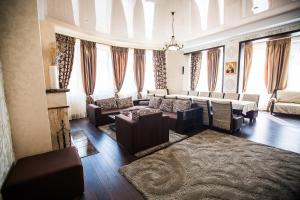 sala de estar con sofás, sillas y ventanas en Dolce Vita en Bukovel