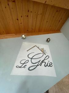 a sign that says be offline on a floor at Le Ghie in Mondovì