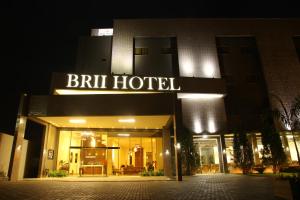 アラグァイーナにあるBrii Hotelの夜はライトアップされたホテルです。